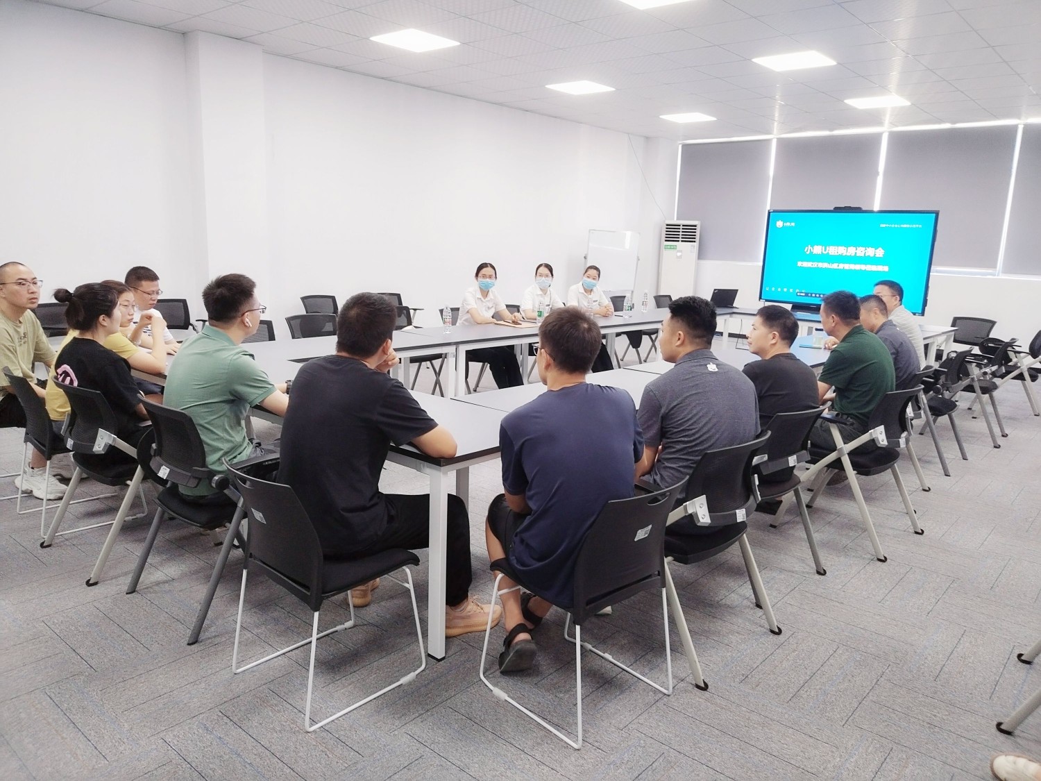 政務服務“列車”駛?cè)肫髽I(yè) 洪山區(qū)打造“一站式”辦證與技術咨詢新模式